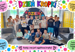 Uczniowie stoją na tle dekoracji z okazji Międzynarodowego Dnia Kropki