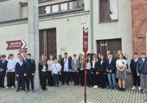 Na zdjęciu widoczna jest grupa uczniów wraz z opiekunami przed wejściem do Muzeum Powstania Warszawskiego podczas wycieczki edukacyjnej do Warszawy. Fotografia dokumentuje udział uczniów w lekcji historii, podczas której mieli możliwość poznania wydarzeń związanych z Powstaniem Warszawskim oraz losami jego uczestników.