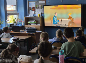 Uczniowie uczestniczyli w zajęciach edukacyjnych, podczas których poznawali codzienne wyzwania osób z dysfunkcją wzroku oraz sposoby udzielania im wsparcia.