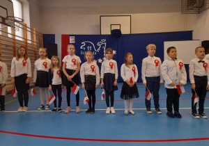 Uczniowie podczas uroczystości Narodowego Święta Niepodległości