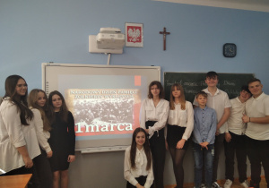Uczniowie na tle prezentacji multimedialnej o żołnierzu wyklętym