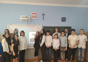 Uczniowie na tle prezentacji multimedialnej o żołnierzu wyklętym