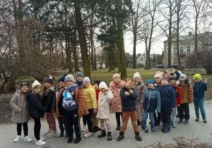 Dzieci z grupy 0b na spacerku w poszukiwaniu pierwszych oznak nadchodzącej wiosny