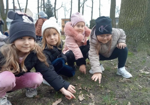 Dzieci z grupy 0b na spacerku w poszukiwaniu pierwszych oznak nadchodzącej wiosny