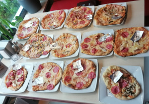 Klasa 2 b na warsztatach kulinarnych w pizzerii Fiero.