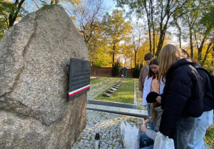 Szkolny Klub Młodego Patrioty i Wolontariat na cmentarzu przy ul. Smutnej.