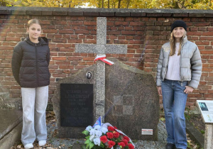 Szkolny Klub Młodego Patrioty i Wolontariat na cmentarzu przy ul. Smutnej.