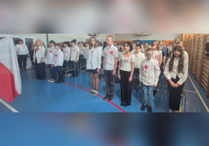 Społeczność szkolna podczas śpiewania hymnu narodowego