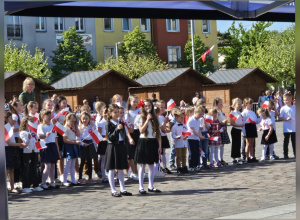 Występ wokalny uczennicy klasy 2 b podczas uroczystości miejskich z okazji Dnia Flagi
