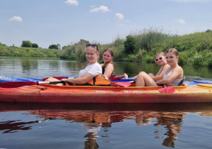 Uczennice płyną kajakiem