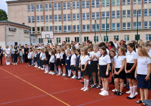 Społeczność szkolna podczas inauguracji roku szkolnego 2025/2026
