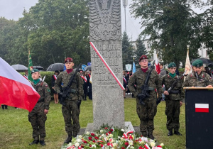 Czterech żołnierzy pełni wartę przy pomniku Zesłańców Sybiru