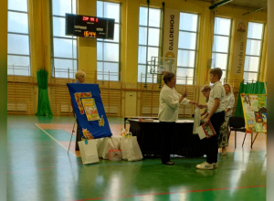 Uczeń otrzymuje nagrodę za wyróżnienie w Powiatowym Konkursie Plastycznym