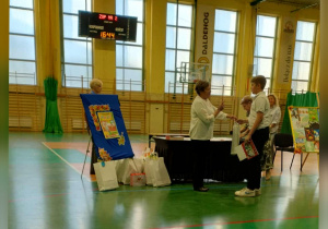 Uczeń otrzymuje nagrodę za wyróżnienie w Powiatowym Konkursie Plastycznym