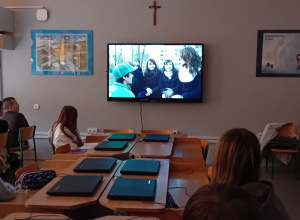 Uczniowie klasy VII b oglądają film ukazujący różne formy przemocy słownej w środowisku szkolnym