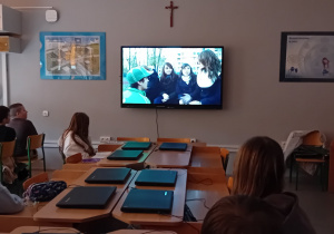 Uczniowie klasy VII b oglądają film ukazujący różne formy przemocy słownej w środowisku szkolnym
