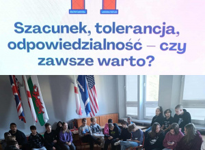 Uczniowie siedzą w półkręgu podczas debaty szkolnej - Szacunek, tolerancja, odpowiedzialność - czy zawsze warto?