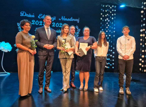 Wyróżnieni przedstawiciele Szkoły Podstawowej nr 8 podczas miejskich obchodów Dnia Edukacji Narodowej