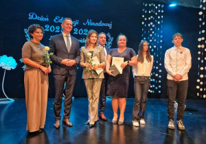 Wyróżnieni przedstawiciele Szkoły Podstawowej nr 8 podczas miejskich obchodów Dnia Edukacji Narodowej