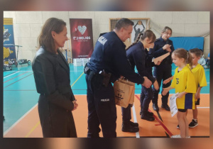 Przedstwiciele Policji wręczają nagrody reprezentacji Szkoły Podstawowej nr 8