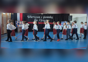 Uczniowie klasy III b prezentują poloneza z okazji Święta Niepodległości.