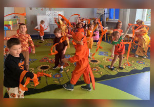 Przedszkolaki w barwnych, jesiennych strojach na Balu Jesieni