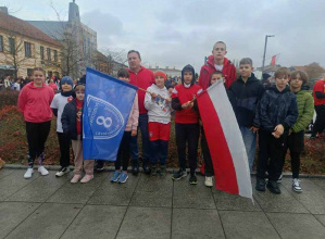 Reprezentanci Szkoły Podstawowej nr 8 przed startem w XX Biegu Niepodległości w Tomaszowie Mazowieckim