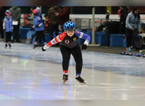 Reprezentant naszej szkoły w akcji podczas jazdy na lodowisku w ramach Ogólnopolskich Zawodów w Łyżwiarstwie Szybkim „Dla Niepodległej” oraz Tomaszowskich Zawodów im. Marka Łakomskiego.