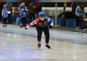 Reprezentant naszej szkoły w akcji podczas jazdy na lodowisku w ramach Ogólnopolskich Zawodów w Łyżwiarstwie Szybkim „Dla Niepodległej” oraz Tomaszowskich Zawodów im. Marka Łakomskiego.