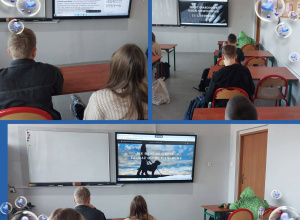 Uczniowie oglądają na ekranie multimedialnym prezentację dotyczącą Międzynarodowego Dnia Niewidomych