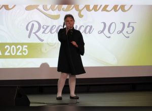 Uczennica podczas występu na Festiwal Piosenki Dziecięcej i Młodzieżowej „Złote Łabędzie” 2025 w Rzeczycy
