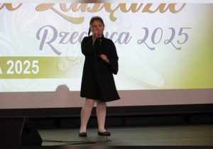 Uczennica podczas występu na Festiwal Piosenki Dziecięcej i Młodzieżowej „Złote Łabędzie” 2025 w Rzeczycy