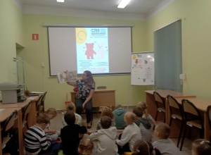 Uczniowie klasy I a podczas zajęć w filii Biblioteki Pedagogicznej w Tomaszowie Mazowieckim.
