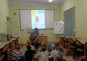 Uczniowie klasy I a podczas zajęć w filii Biblioteki Pedagogicznej w Tomaszowie Mazowieckim.