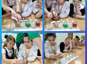 Dzieci wykonują doświadczenie z wykorzystaniem słoików, wody i barwników. Uczniowie obserwują zmiany zachodzące w wodzie i wspólnie analizują wyniki eksperymentu.