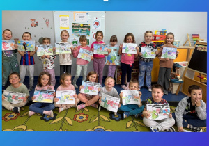 Dzieci z grupy przedszkolnej prezentują własnoręcznie wykonane prace plastyczne z okazji Dnia Czystego Powietrza, obchodzonego 14 listopada.