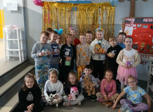 Uczniowie klasy I a z zebranymi podarunkami dla Schroniska dla Bezdomnych Zwierząt w Tomaszowie Mazowieckim