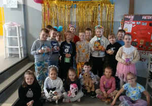 Uczniowie klasy I a z zebranymi podarunkami dla Schroniska dla Bezdomnych Zwierząt w Tomaszowie Mazowieckim