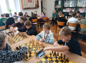 Uczniowie podczas rozgrywek szachowych w "Igrzyskach Dzieci i Młodzieży Szkolnej 2025/2026"