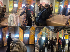 Uczestnicy wycieczki siedzą na widowni podczas spektaklu w teatrze