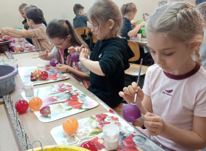 Uczestnicy wycieczki własnoręcznie ozdobiają swoje bombki