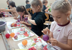 Uczestnicy wycieczki własnoręcznie ozdobiają swoje bombki