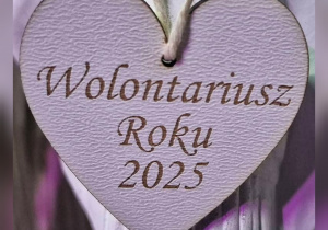Zawieszka w kształcie serca z napisem: Wolontariusz Roku 2025