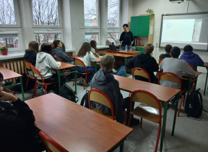 Uczniowie klasy VIII b podczas warsztatów dotyczących wiedzy o HIV/AIDS oraz uzależnieniach