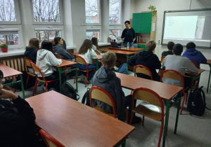 Uczniowie klasy VIII b podczas warsztatów dotyczących wiedzy o HIV/AIDS oraz uzależnieniach