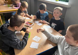 Przedszkolaki wykonują doświadczenia, aby lepiej poznawać otaczającą rzeczywistość.