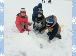 Dzieci bawią się na śniegu