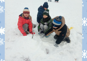 Dzieci bawią się na śniegu