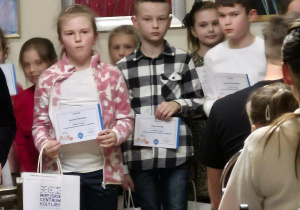 Wyróżnieni uczniowie w konkursie plastycznym „Kartka z Aniołkiem”