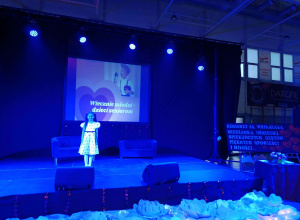 Joanna Kraczkowska na koncercie z okazji Dnia Babci i Dziadka w SP nr 10